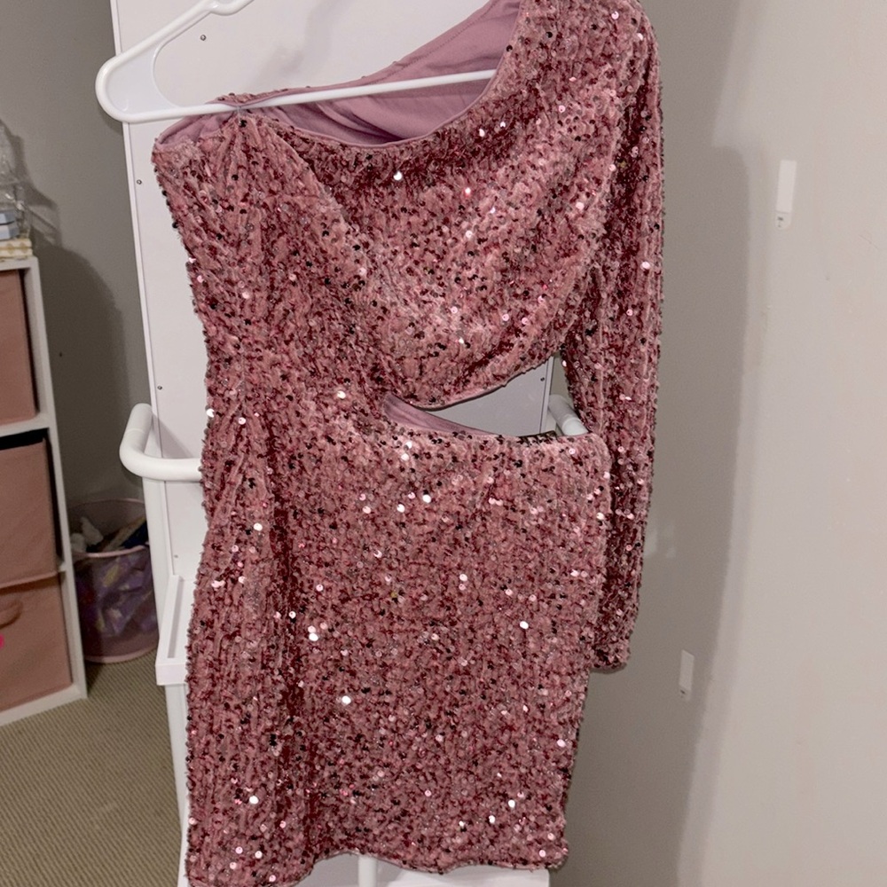 Joyfunear One Shoulder Cut Out Sequins Bodycon Dress
Color: Dusty Pink